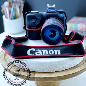 Decorazione per torta di compleanno commestibile fatta a mano in fondente a forma di macchina fotografica, decorazione fotografica commestibile per torta, decorazione per torta per fotografi nel Regno Unito