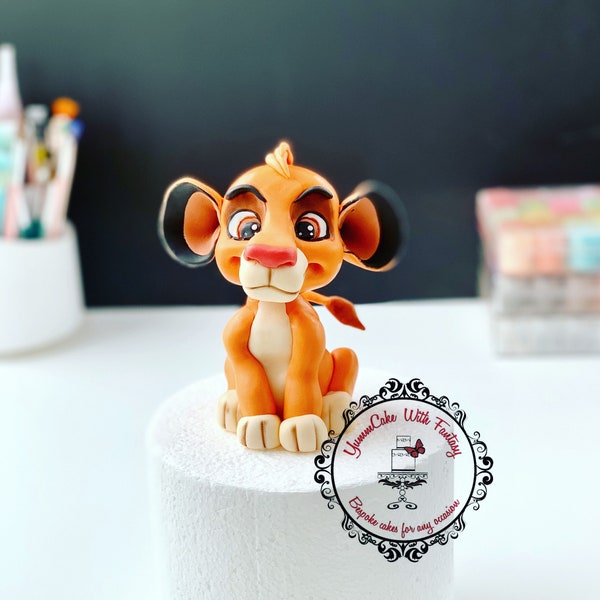 Topper de pastel de cumpleaños de fondant comestible hecho a mano inspirado en Simba Lion