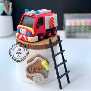 Feuerwehrauto, Namensschild und Leiter handgemachter Fondant essbarer Geburtstagskuchendeckel Feuerwehrauto Fondant Dekoration für Feuerwehrmann Party Kuchen UK