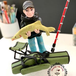 Angelrute, Hecht Fisch, Fischer hält Fisch essbare Dekoration Angelrute Tasche, Angelstuhl Handgemachter essbarer Fondant Geburtstags-Kuchen-Topper