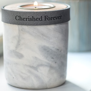 Très petite urne, finition marbre blanc et gris avec cuir gris fumée, supporte jusqu&#39;à 5 kg avant la crémation, fait main au Royaume-Uni, à personnaliser