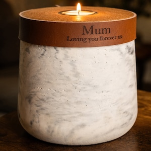 Puede incluir: Portavelas conmemorativo de mármol blanco con una banda de cuero marrón y la inscripción "Mum Loving you forever xx".