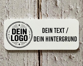 Könnte beinhalten: Ein weißer rechteckiger Aufkleber mit schwarzem Text und einem kreisförmigen Logo. Das Logo lautet "DEIN LOGO" in einem Kreis. Der Text auf dem Aufkleber lautet "DEIN TEXT / DEIN HINTERGRUND". Der Aufkleber befindet sich auf einer verwitterten, hellen Holzoberfläche.