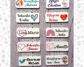 Namensschild personalisiert Krankenschwester MFA Hebamme Arzt Pflege Ansteckschild aus weißem Kunststoff mit Magnet oder Anstecknadel