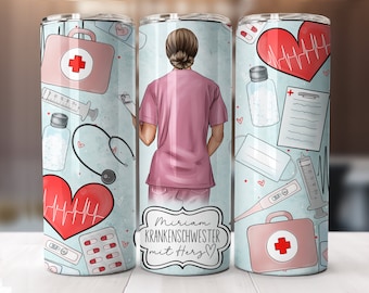 Könnte beinhalten: Ein blauer und weißer Becher mit einem Design einer Krankenschwester, medizinischen Utensilien und dem Text "Miriam Krankenschwester mit Herz".