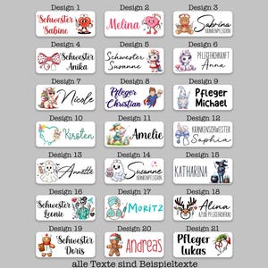 Könnte beinhalten: Ein Set mit 21 farbenfrohen Designs für personalisierte Namensschilder. Jedes Design zeigt eine andere Illustration, darunter eine Krankenschwester, ein Arzt, ein Einhorn, ein Geist, ein Lebkuchenmann und ein Rentier. Die Designs sind mit dem Text "Design 1" bis "Design 21" beschriftet.