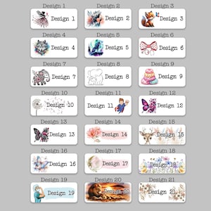 Könnte beinhalten: Eine Sammlung von 21 rechteckigen Aufklebern, jeder mit einem einzigartigen Aquarelldesign und dem Text "Design" gefolgt von einer Nummer. Designs umfassen eine Fee, einen Fuchs, einen Wolf, eine Schleife, einen Elefanten, einen Kuchen und Blumen.