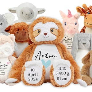 Könnte beinhalten: Eine Sammlung von Plüschtieren, darunter ein Faultier, ein Koala, ein Einhorn, eine Giraffe, ein Schaf, eine Eule, eine Hochlandkuh und ein Hund. Das Faultier ist braun und hat den Namen "Anton" und die Geburtsdaten "10. April 2024, 11:10, 3.400 g, 51 cm" aufgestickt. Das Einhorn ist rosa und hat den Namen "Luis" und die Geburtsdaten "25.03.202, 18:20, 3.200 p, 50 cm" aufgestickt. Die Eule ist beige und hat den Namen "Luisa" und die Geburtsdaten "25.03.2024, 18:20, 3.200 g, 50 cm" aufgestickt.