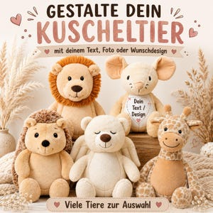 Könnte beinhalten: Eine Sammlung von fünf Plüschtieren, darunter ein Löwe, eine Maus, ein Igel, ein Bär mit Flügeln und eine Giraffe. Der Text GESTALTE DEIN KUSCHELTIER, mit deinem Text, Foto oder Wunschdesign sowie Viele Tiere zur Auswahl ist zu sehen.