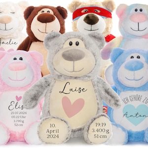Könnte beinhalten: Zehn Plüschbären in verschiedenen Farben, darunter weiß, braun, grau, rosa, blau und Regenbogen. Jeder Bär hat ein personalisiertes besticktes Namensschild und ein Herzdesign. Die Namen auf den Schildern sind Amelie, Elis, Luise und Anton. Die Bären sind in einer Gruppe angeordnet, einige sitzen und einige stehen.