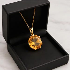 Halsband med gyllene citrin och hexagonhänge, smycken med gula ädelstenar, present till november-födelsesten, halsband med helande kristaller,