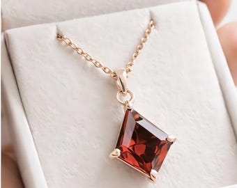 Rött prinsesslipat hängehalsband, elegant roséguldskedja, minimalistiska ädelstenssmycken