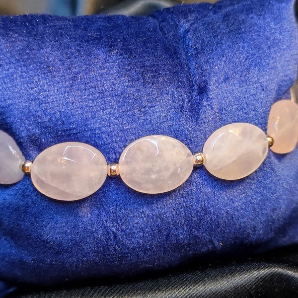 Bracelet de perles ovales à facettes de quartz rose aux vertus et  propriétés bienfaisantes et apaisantes de 22 cm