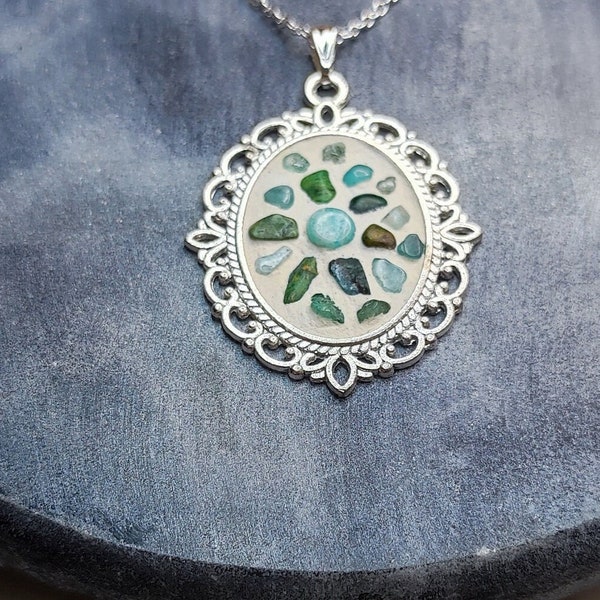 Bijoux unique, ce collier avec Pendentif en mosaïque d'éclats de pierres naturelles d'Amazonite, style victorien de Couleur argent