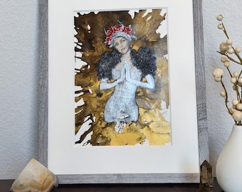 Può includere: Un'illustrazione incorniciata di una donna che indossa un cappello rosso e bianco con un colletto di pelliccia nera. È in piedi su uno sfondo dorato e marrone con le mani giunte in preghiera.