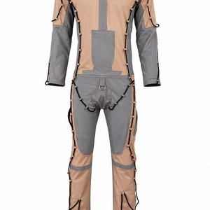 Può includere: Una tuta color marrone chiaro e grigio con colletto alto nero, maniche lunghe e gambe dei pantaloni a lunghezza intera. Il capo è accentuato da lacci neri che corrono lungo i lati del busto, delle braccia e delle gambe, fissati da passanti.