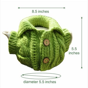Jacket tea cozy with a pocket pattern, suitable for 4-6 cup pots about 1 liter volume. Six pages of detailed step-by-step instructions accompanied by pictures. Two small buttons added.