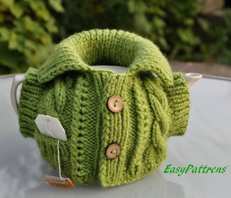 Jacket tea cozy with a pocket pattern, suitable for 4-6 cup pots about 1 liter volume. Six pages of detailed step-by-step instructions accompanied by pictures. Two small buttons added.