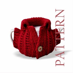 Peut inclure: Un cache-tasse rouge tricoté avec une fermeture à bouton. Le cache-tasse est enroulé autour d'une tasse blanche, avec le mot "PATTERN" imprimé verticalement sur le côté droit. Le cache-tasse a un motif texturé et une fermeture à bouton.
