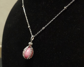 Colar com pingente de pérola concha rosa em prata de lei 925 e corrente de diamantes. Joia minimalista para presentear esposa, namorada ou amigo em aniversários.