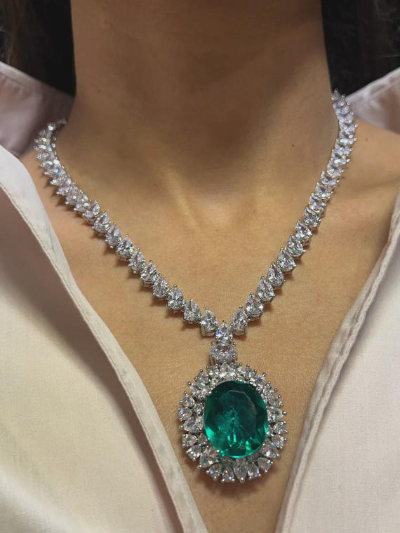 Gargantillas de platino con esmeraldas - Diseño Exclusivo y Elegante