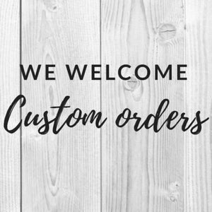 Pode incluir: Texto preto sobre um fundo de madeira branca com a frase "WE WELCOME Custom orders". O texto &eacute; uma mistura de fontes sem serifa e cursivas. O fundo tem um padr&atilde;o de gr&atilde;o de madeira vertical.