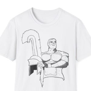 Può includere: T-shirt bianca con un'illustrazione in bianco e nero di un guerriero con armatura greca. Il disegno include un elmo e una spada, con le braccia incrociate. Lo stile ricorda l'antica Grecia.