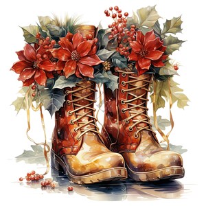 Pode incluir: Um par de botas de couro marrom com cadar&ccedil;os, decoradas com uma coroa de flores de poinsettia vermelhas e folhas verdes. As botas est&atilde;o sobre um fundo branco.