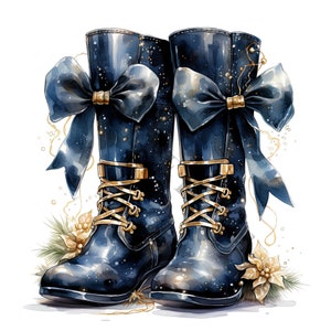 Pode incluir: Um par de botas de couro azul com fivelas e cadar&ccedil;os dourados. Cada bota tem um grande la&ccedil;o de cetim azul com detalhes dourados. As botas s&atilde;o decoradas com glitter dourado e s&atilde;o colocadas sobre um fundo branco.
