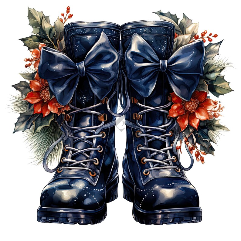 Pode incluir: Um par de botas de couro preto com um la&ccedil;o em cada bota. As botas s&atilde;o decoradas com azevinho e flores vermelhas de poinsettia.