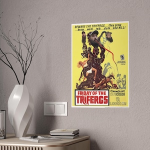 Puede incluir: Un póster rectangular amarillo titulado FRIDAY OF THE TRIFERGS que muestra una criatura oscura y monstruosa con varias cabezas y una persona con un vestido blanco. El texto dice BEWARE THE TRIFERGS... THEY GROW... KNOW... WALK... TALK... STALK... AND KILL!