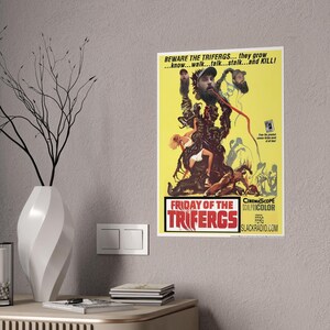 Peut inclure: Une affiche de film rétro pour "Friday of the Trifergs" sur fond jaune. L'affiche présente une figure monstrueuse avec plusieurs têtes et personnages, avec le texte "BEWARE THE TRIFERGS..." et "CINEMASCOPE SCALPICOLOR".