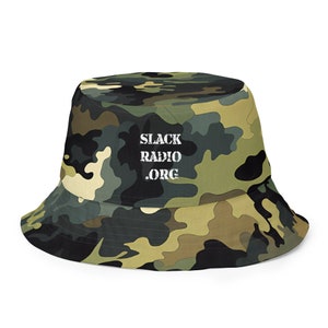 Puede incluir: Sombrero de cubo de camuflaje con el texto "SLACK RADIO .ORG" en blanco.