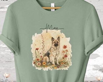 Puede incluir: Camiseta verde salvia con una ilustración de acuarela de un pastor alemán sentado en un campo de flores. El nombre del perro, "Max", está escrito en cursiva sobre la ilustración.