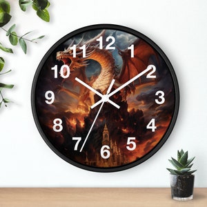 Puede incluir: Reloj negro con un diseño de dragón y castillo. La esfera del reloj tiene números y manecillas blancas.