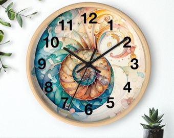 Puede incluir: Un reloj de pared redondo con un diseño abstracto colorido de una concha de nautilus. La esfera del reloj presenta números romanos y manecillas negras.
