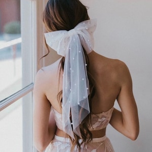 Pearl Bow Bridal Veil, Short Soft Tulle Wedding Veil Comb, Elbow-Length Veil with Pearl Bow Detailing
