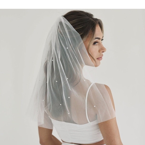 Scattered Pearls Short Bridal Veil, Single-Tier Soft Tulle Wedding Veil with Pearls, Hair Comb Simple Veil for Bride