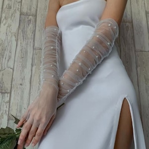 Pearl Long Tulle Bridal Sleeves, Fingerless Sheer Wedding Gloves, Off-White Gathered Tulle Sleeves with Pearls