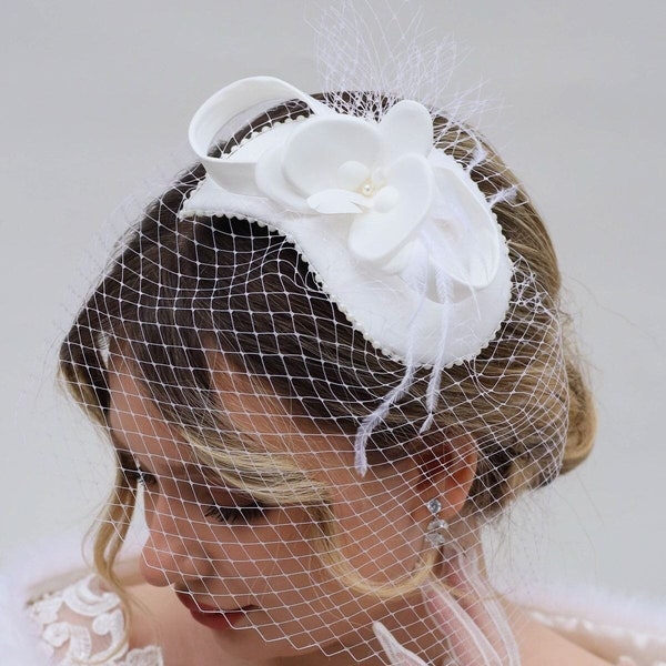 Chapeau de mariée bibi cage à oiseaux fleur d'orchidée, bibi avec filet et plumes pour les mariages