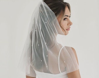 Scattered Pearls Short Bridal Veil, Single-Tier Soft Tulle Wedding Veil with Pearls, Hair Comb Simple Veil for Bride