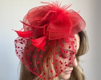 Roter Feder Fascinator: Vintage Kopfschmuck mit Polka Dot Tüll, Cocktail Tea Party Derby Hut