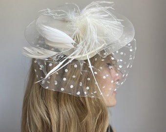 Cream Feathers Bridal Fascinator, Cocktail Wedding Hat, Tea Party Headpiece with Soft Tulle for Women