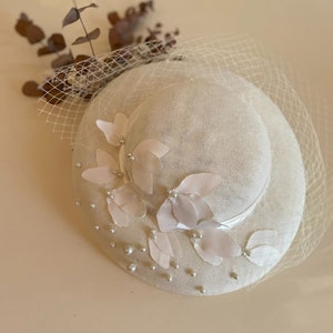 Bruids Fascinator Hoed Vogelkooi, Bloem Parel Bruiloft Hoed met Mesh Sluier, Crème Hoge Hoed Gezicht Tule