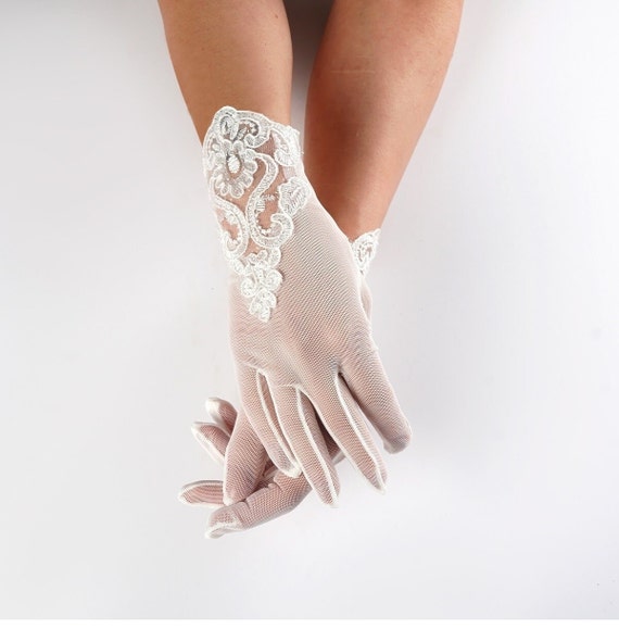 Short white wedding gloves discount