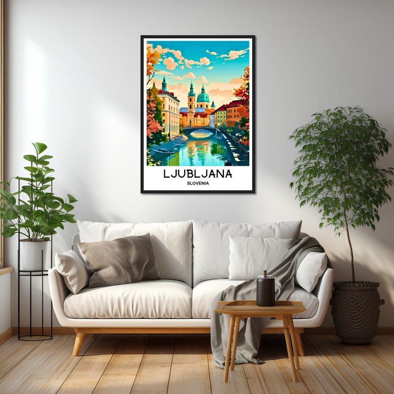 Pu&ograve; includere: Un'illustrazione colorata di Lubiana, Slovenia, che mostra un ponte su un fiume con edifici e una chiesa sullo sfondo. Il testo "LJUBLJANA" e "SLOVENIA" &egrave; stampato sotto l'immagine.