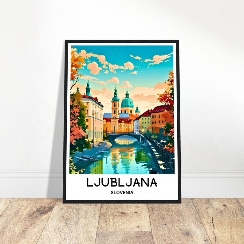 Pu&ograve; includere: Un'illustrazione colorata di Lubiana, Slovenia, che mostra un fiume che scorre attraverso la citt&agrave; con un ponte ed edifici su entrambi i lati. Il testo "LJUBLJANA" e "SLOVENIA" &egrave; nella parte inferiore dell'immagine.