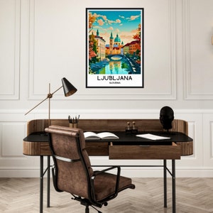 Pu&ograve; includere: Un poster vintage di viaggio con un'illustrazione colorata di Lubiana, Slovenia. Il poster mostra una citt&agrave; con un ponte su un fiume e una chiesa sullo sfondo. Il testo "LJUBLJANA" e "SLOVENIA" &egrave; stampato in nero nella parte inferiore del poster.