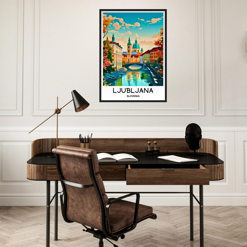 Pu&ograve; includere: Un poster vintage di viaggio con un'illustrazione colorata di Lubiana, Slovenia. Il poster mostra una citt&agrave; con un ponte su un fiume e una chiesa sullo sfondo. Il testo "LJUBLJANA" e "SLOVENIA" &egrave; stampato in nero nella parte inferiore del poster.