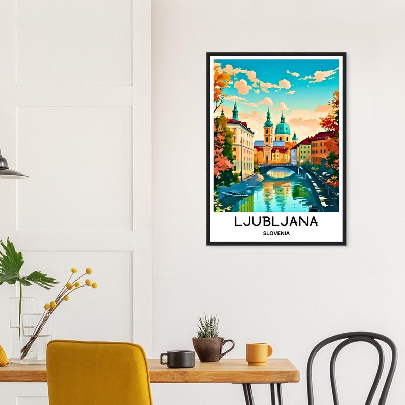 Pu&ograve; includere: Un'illustrazione colorata di Lubiana, Slovenia, con un fiume che scorre attraverso la citt&agrave; e edifici su entrambi i lati. Il testo "LJUBLJANA" e "SLOVENIA" &egrave; stampato sotto l'immagine.